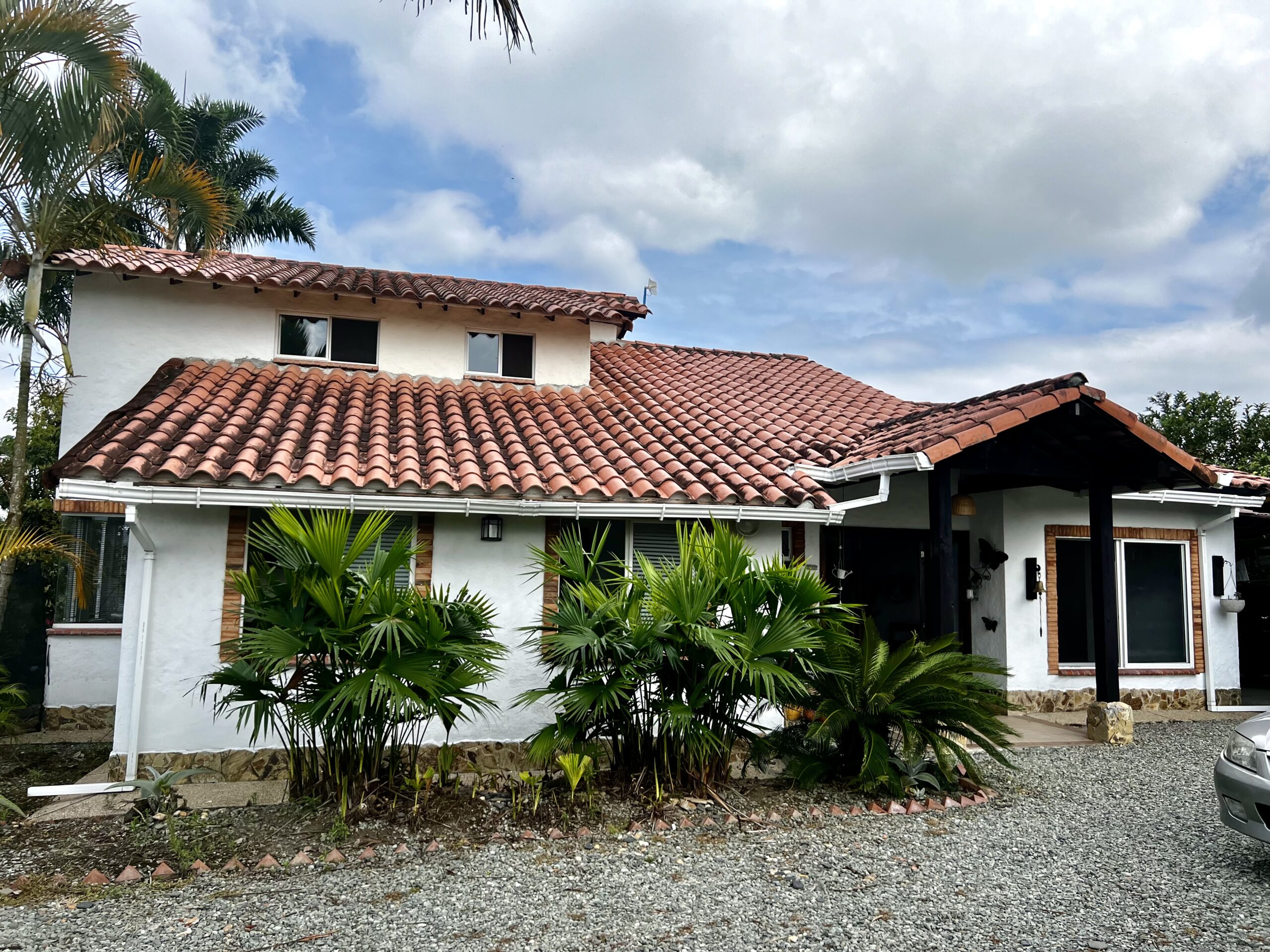 SE VENDE CASA CAMPESTRE A 5 MINUTOS DEL CAIMO