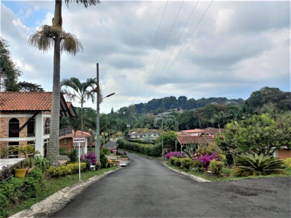 Venta de Chalet en conjunto cerrado via Armenia Pereira