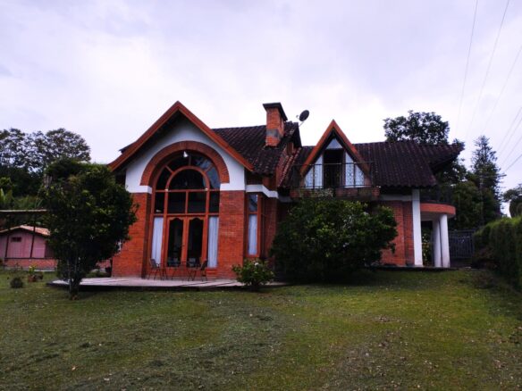 Venta casa campestre via Armenia Pereira