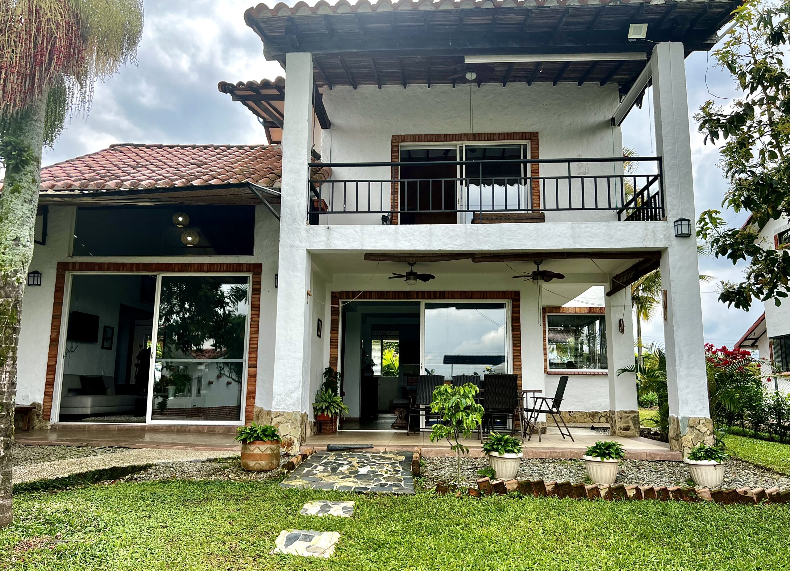 6877220240217123022 SE VENDE CASA CAMPESTRE A 5 MINUTOS DEL CAIMO