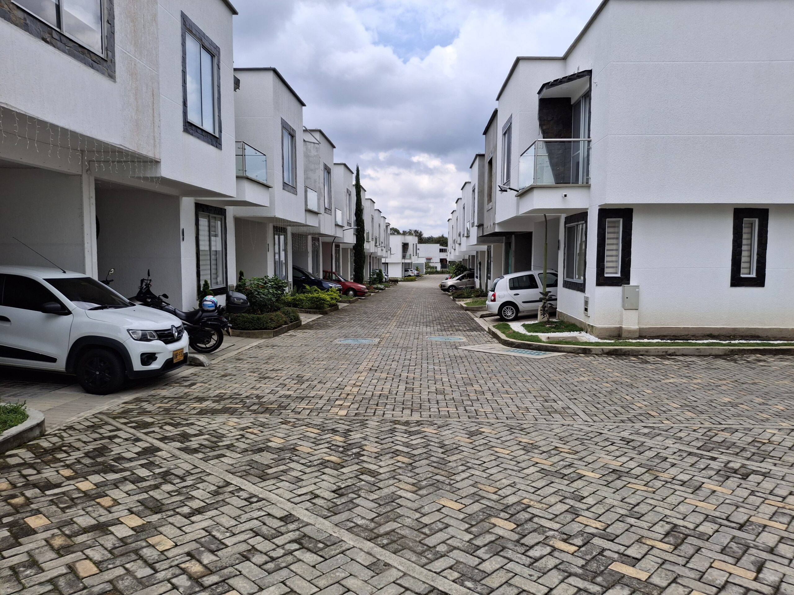 Venta de Casa en Conjunto Cerrado en Avenida Centenario