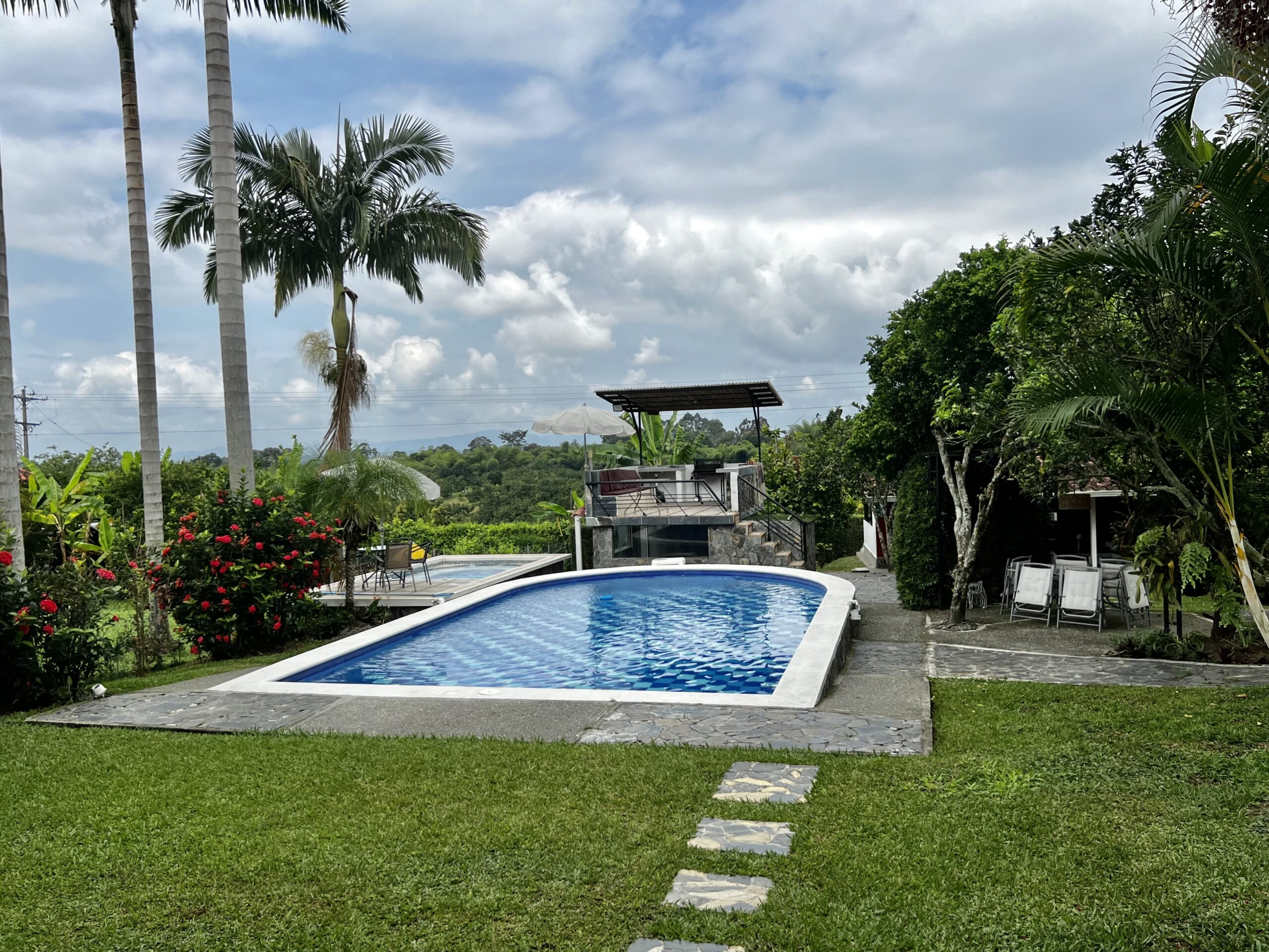SE VENDE CASA CAMPESTRE A 5 MINUTOS DEL CAIMO