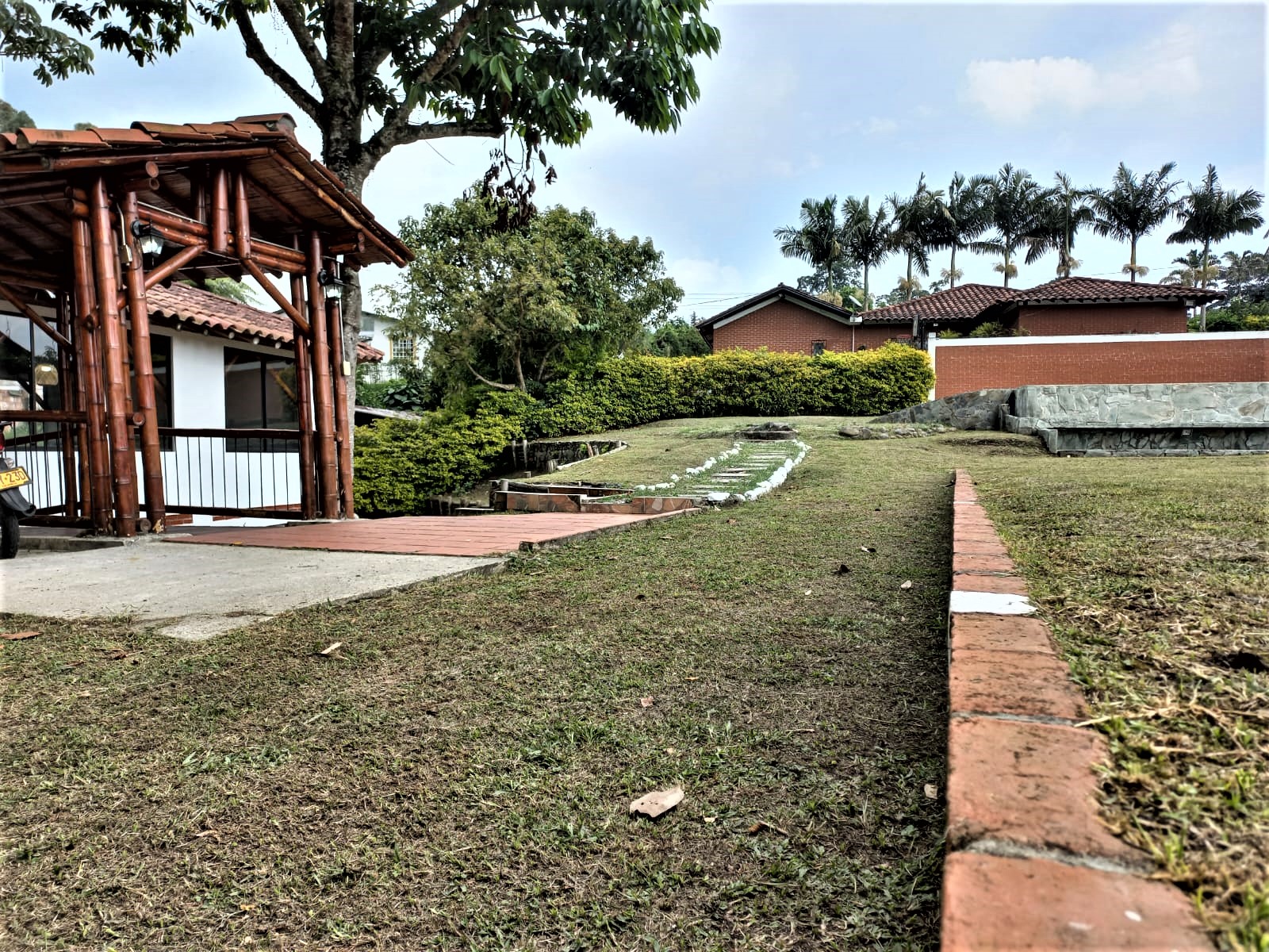Venta de Chalet en conjunto cerrado via Armenia Pereira