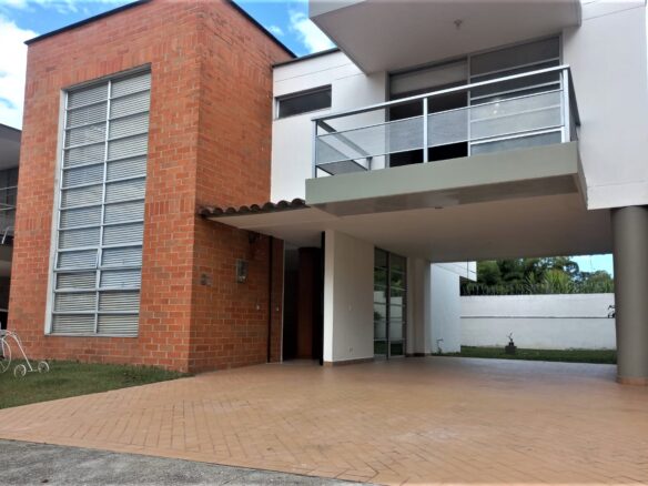 Vendo casa en conjunto cerrado via Armenia La Tebaida