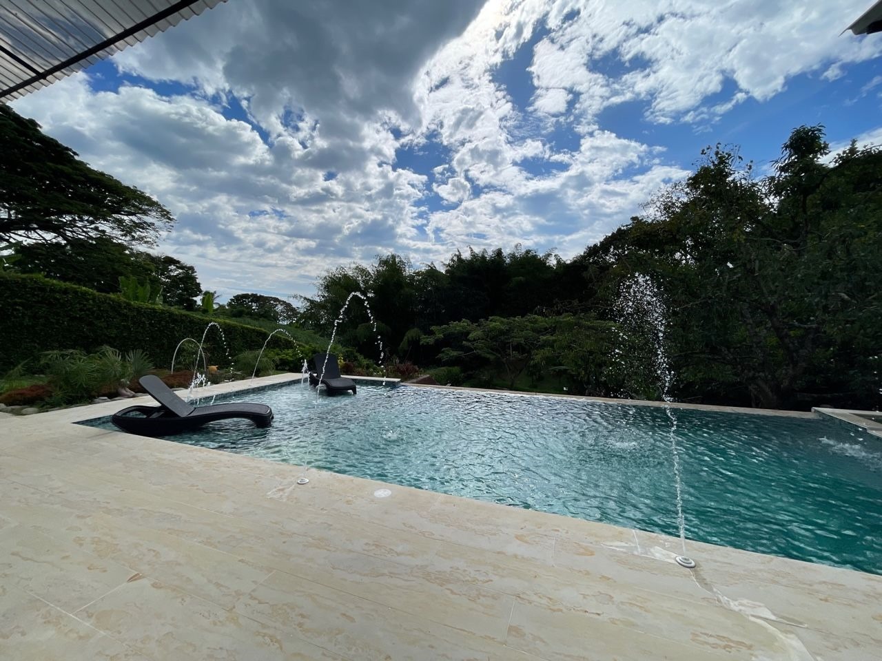 6877720230830084852 Venta casa campestre en conjunto cerrado vía al Caimo Armenia